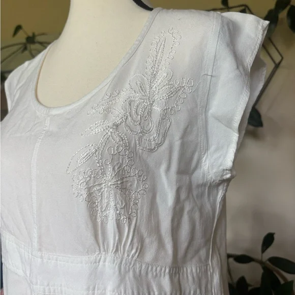 Coline White Embroidered Dress with Cap Sleeves - Picture 2 of 7